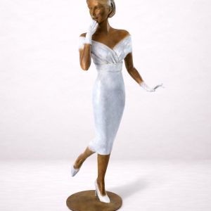 Sculpture en bronze d’une femme en robe blanche, vue avant.