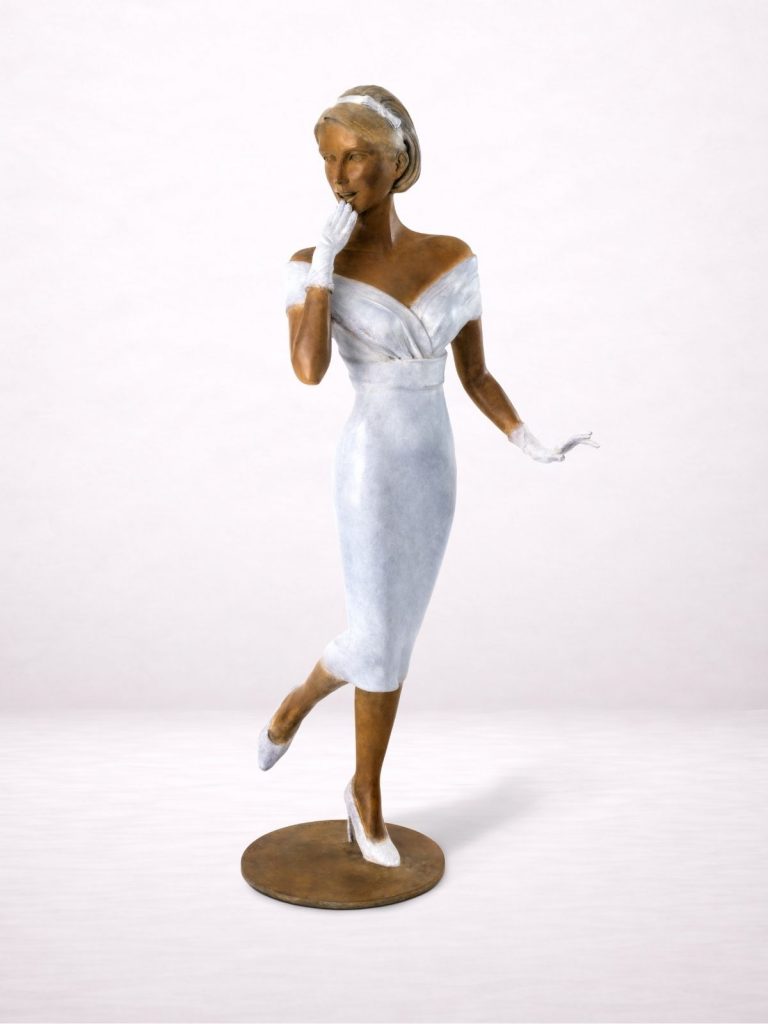 Sculpture en bronze d’une femme en robe blanche, vue avant.