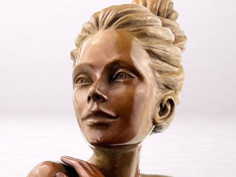 Sculpture en bronze d’une femme, détail du visage.