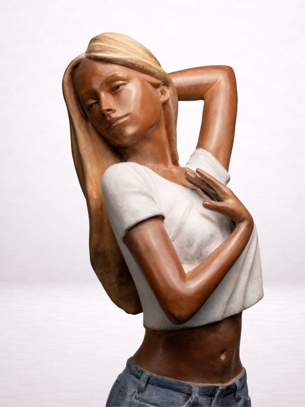 Sculpture en bronze d’une femme, détail du visage et du buste.