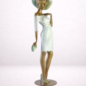 Sculpture en bronze d’une femme debout avec chapeau, vue avant.