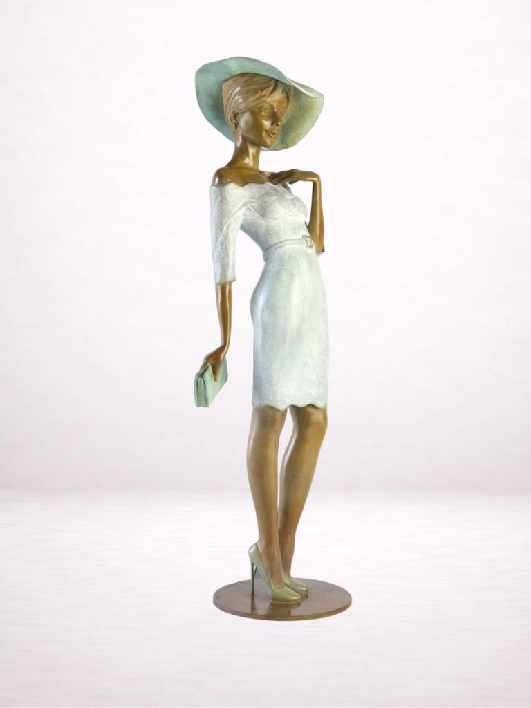 Sculpture en bronze d’une femme debout avec chapeau, vue avant.