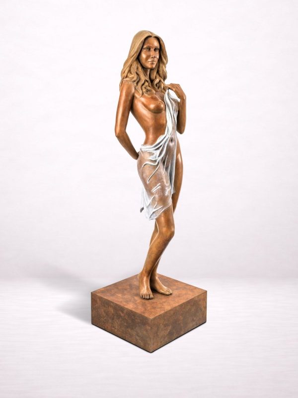 Sculpture en bronze d’une femme debout tenant un drapé, vue de face sur socle.