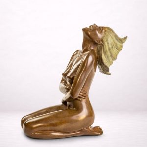 Sculpture en bronze d’une femme agenouillée, vue de profil.