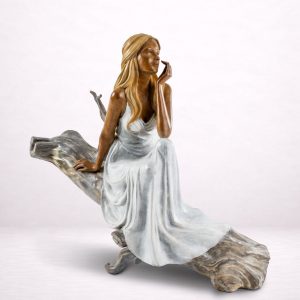Sculpture en bronze d’une femme assise sur un tronc, vue avant.