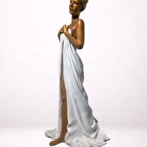 Sculpture en bronze d’une femme debout enveloppée d’un long drapé, vue de trois-quarts.