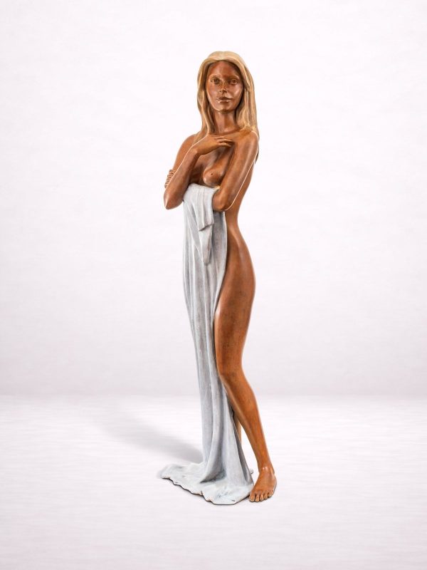 Sculpture en bronze d’une femme debout drapée, vue avant.