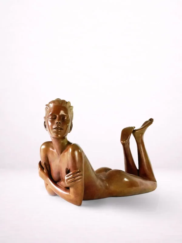 Sculpture en bronze d’une femme allongée vue de fac