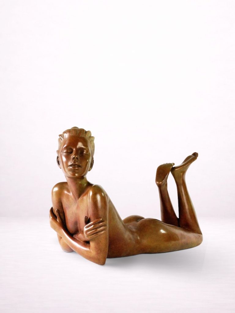 Sculpture en bronze d’une femme allongée vue de face