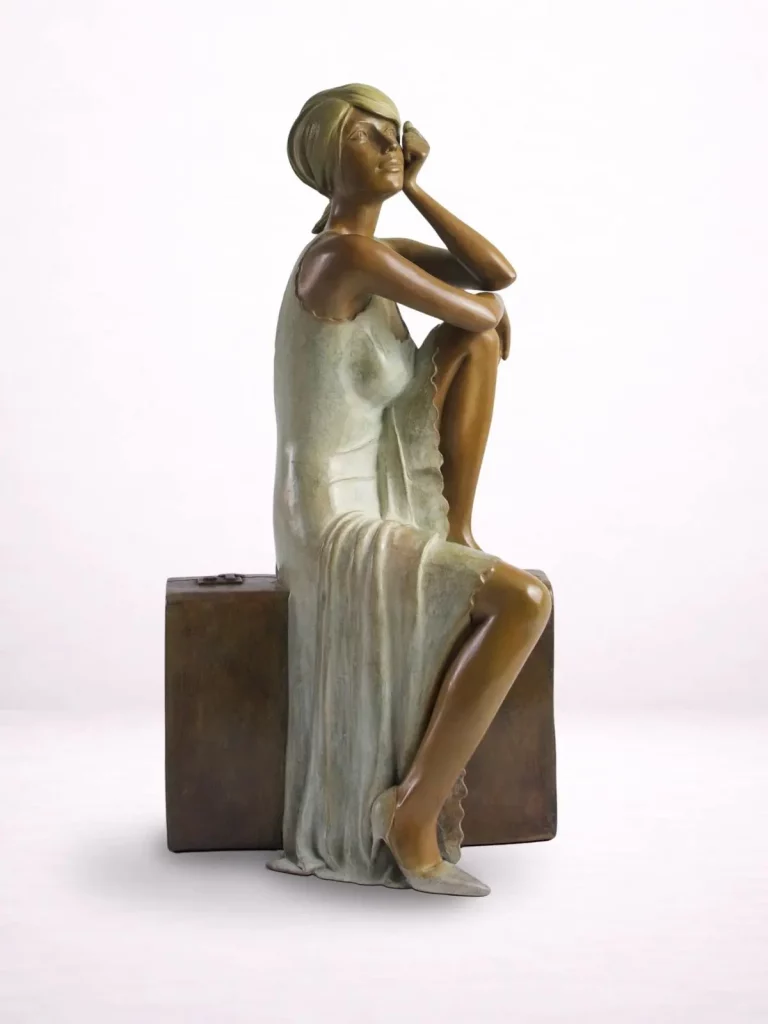 Sculpture en bronze d’une femme assise sur une valise, vue de profil