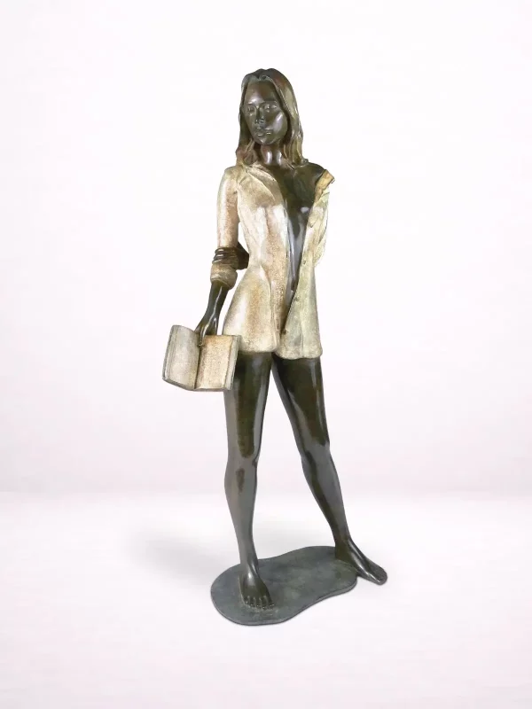 Sculpture en bronze d’une femme debout tenant un livre vue de face