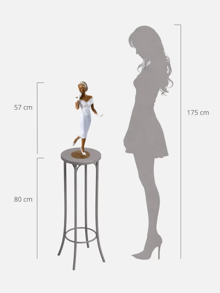 Sculpture en bronze de femme posée sur une sellette à côté d'une silhouette pour évaluer sa taille