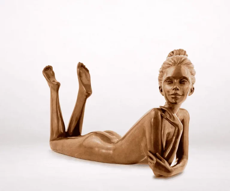 Sculpture en bronze d’une femme allongée sur le ventre, jambes relevées, vue de face.