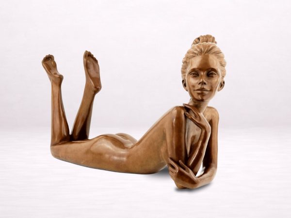 Sculpture femme bronze allongée vue de face