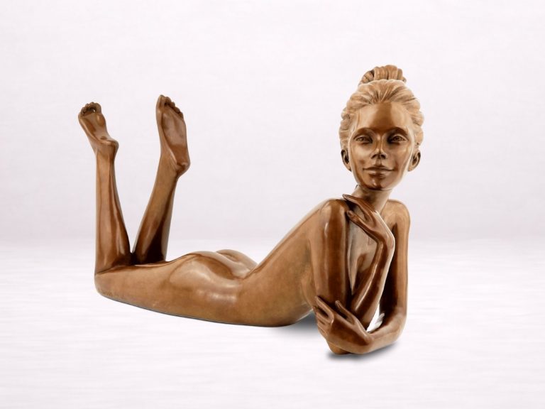 Sculpture femme bronze allongée vue de face
