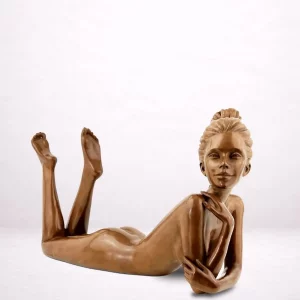 Sculpture femme bronze allongée sur le ventre vue de face
