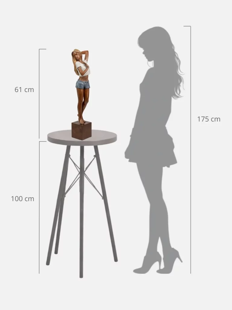 Sculpture en bronze de femme posée sur une sellette à côté d'une silhouette pour évaluer sa taille