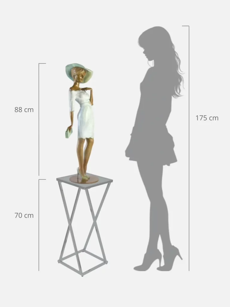 Sculpture en bronze de femme posée sur une sellette à côté d'une silhouette pour évaluer sa taille