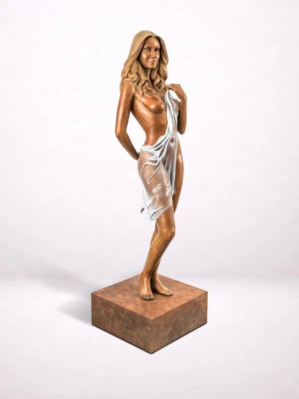 Sculpture en bronze d’une femme drapée, détail du bas du corps.