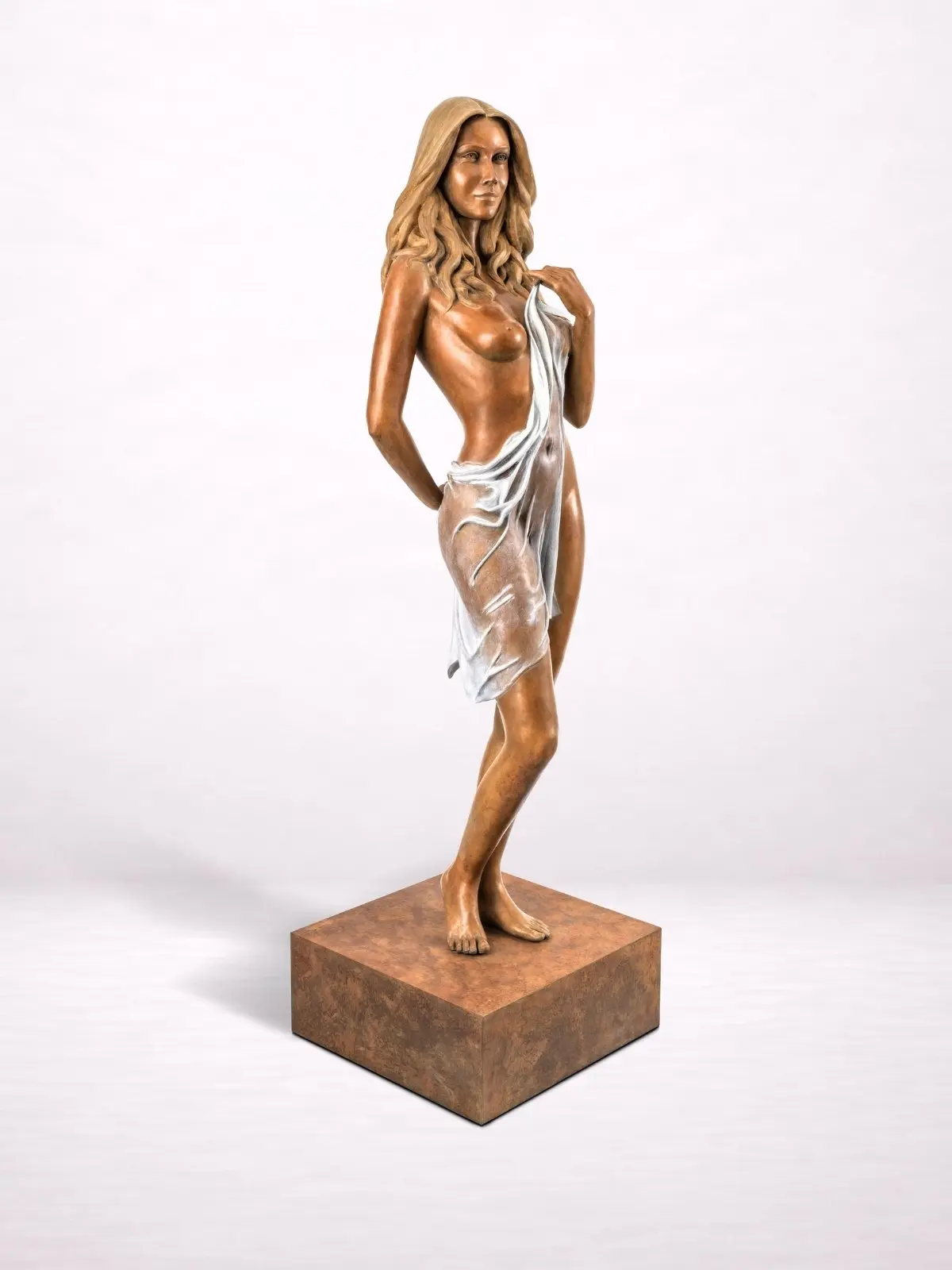 Sculpture en bronze d’une femme drapée, détail du bas du corps.