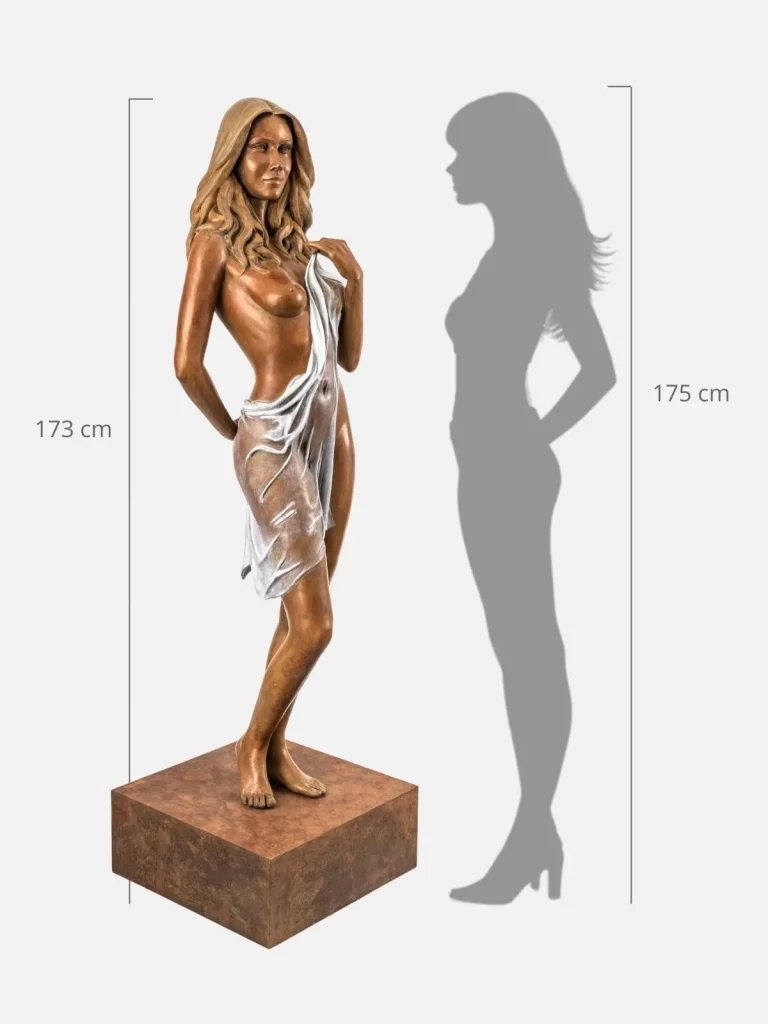 Sculpture en bronze d'une femme à taille réelle à côté d'une silhouette pour évaluer sa taille