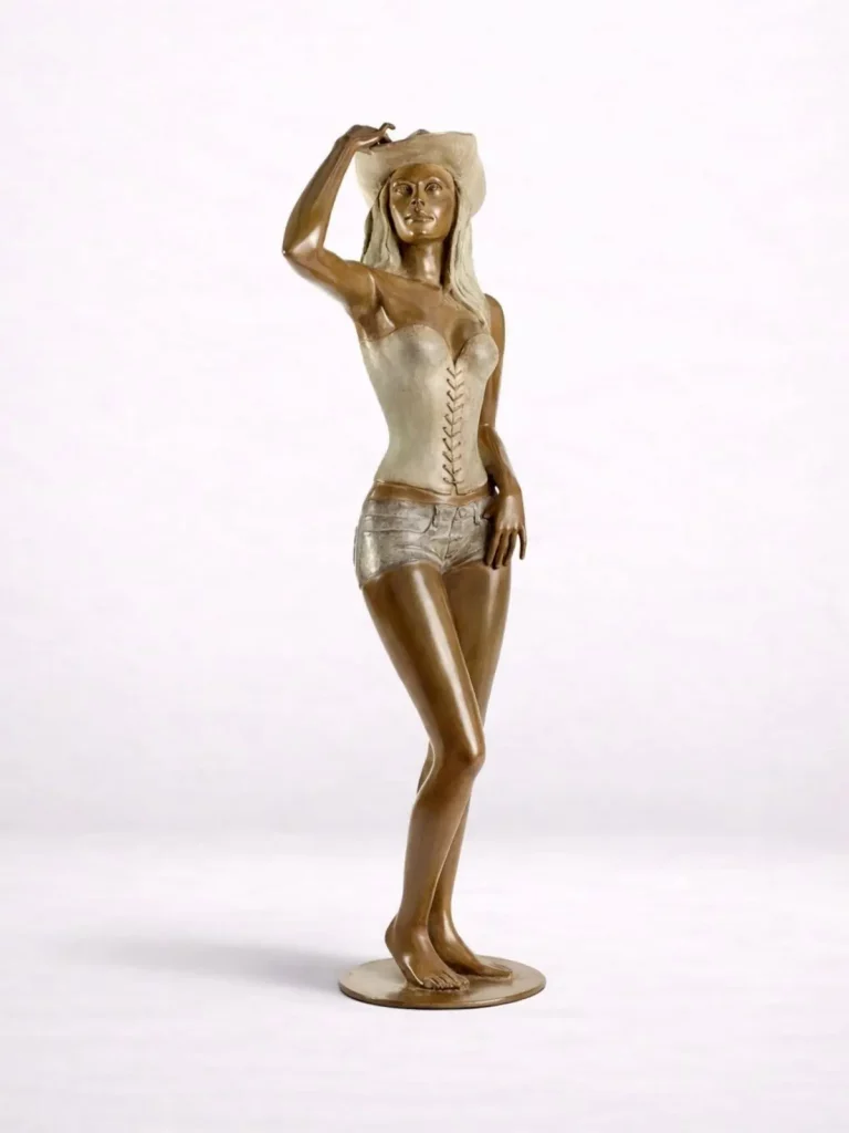 Sculpture en bronze d’une femme debout en short et chapeau, vue de face