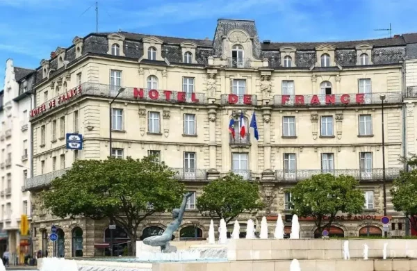 Façade de l'hotel de France en face de la gare d'Angers