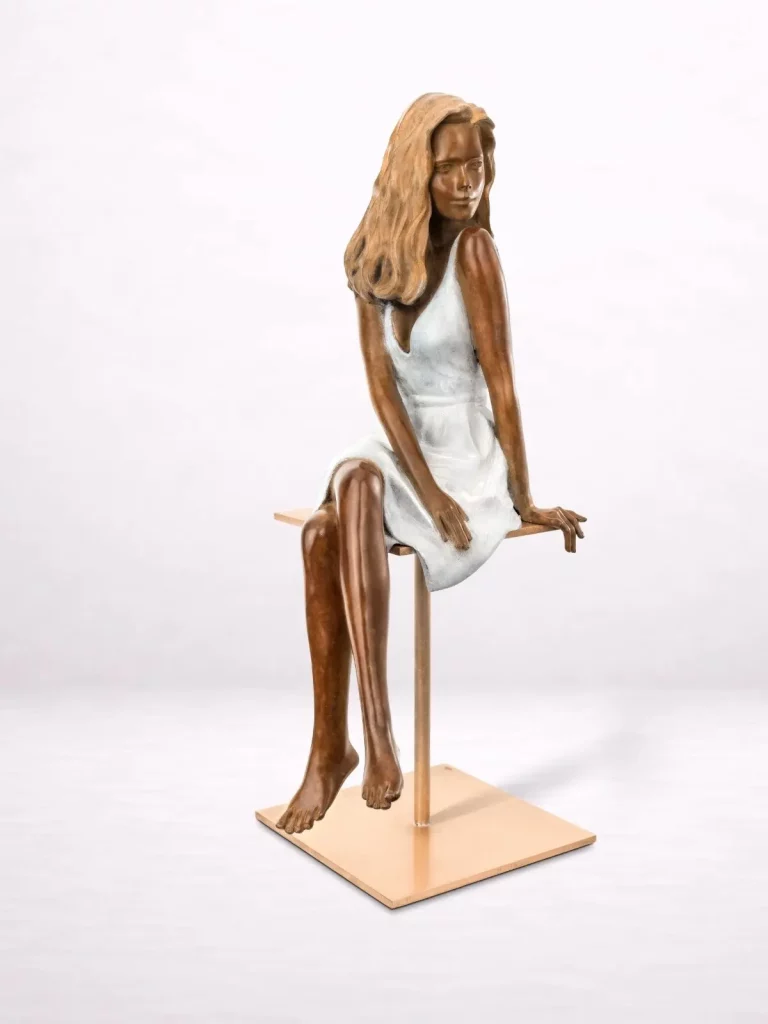 Sculpture en bronze d’une femme assise en hauteur, vue avant.