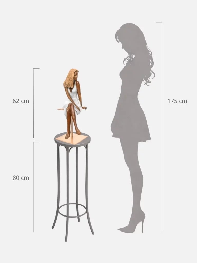Sculpture en bronze de femme posée sur une sellette à côté d'une silhouette pour évaluer sa taille