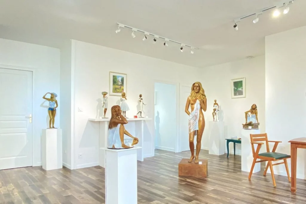 Galerie d’exposition présentant plusieurs sculptures d’Alain Choisnet.
