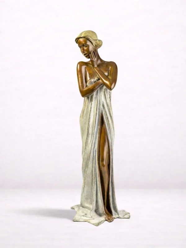 Sculpture en bronze d’une femme debout drapée regardant vers le sol.