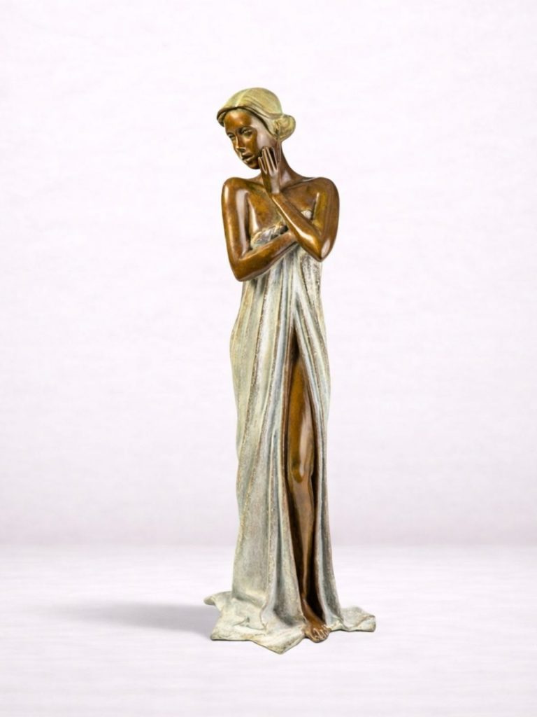 Sculpture en bronze d’une femme debout drapée regardant vers le sol.