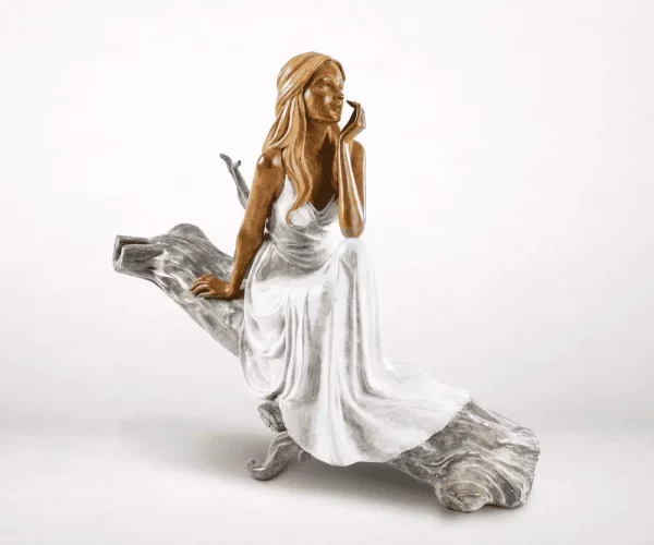 Sculpture en bronze d’une femme assise sur un tronc, vue avant.