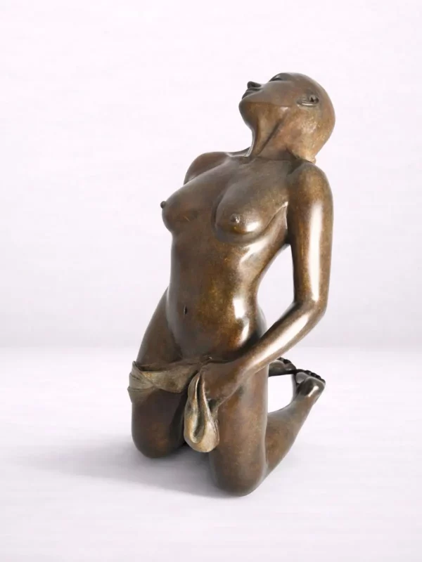Sculpture en bronze d’une femme nue drapée à genou et penchée en arrière