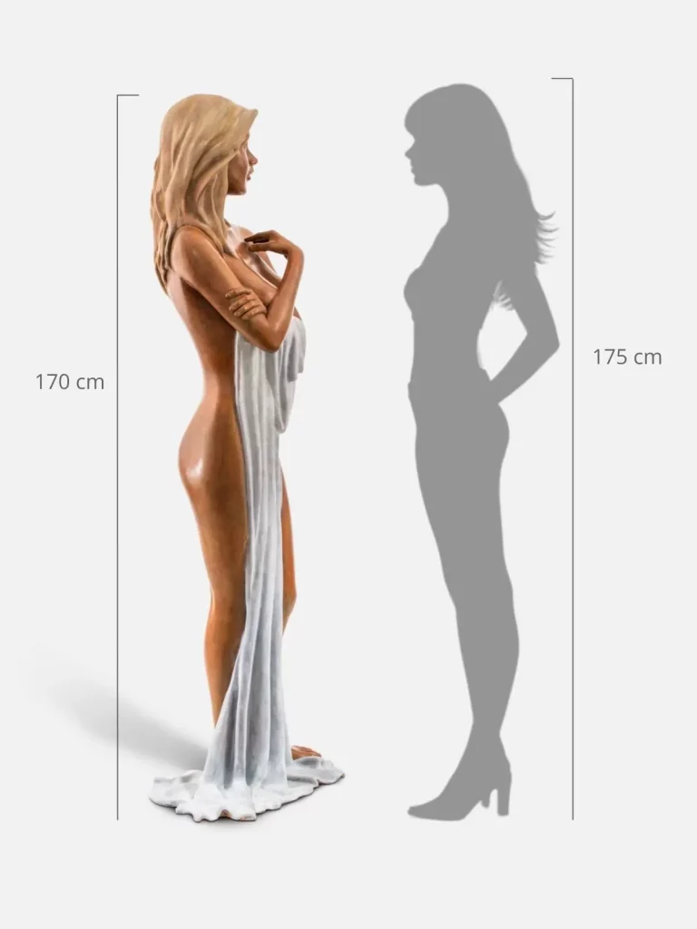 Sculpture en bronze d'une femme de taille réelle à côté d'une silhouette pour évaluer sa taille