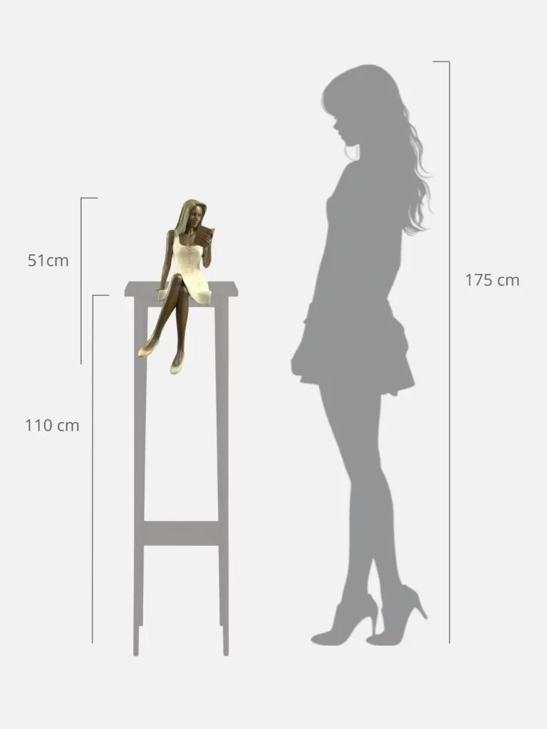 Sculpture en bronze de femme posée sur une sellette à côté d'une silhouette pour évaluer sa taille