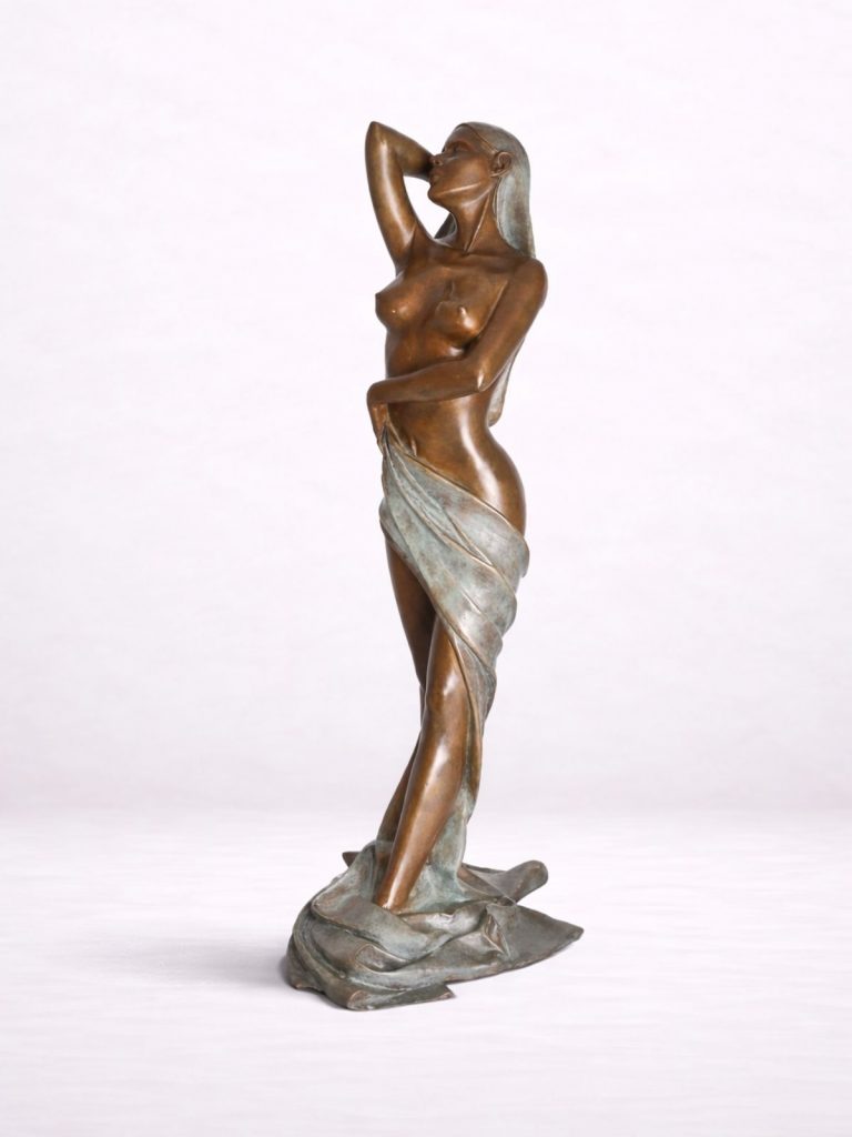 Sculpture en bronze d’une femme debout drapée, tenant son voile de la main gauche.
