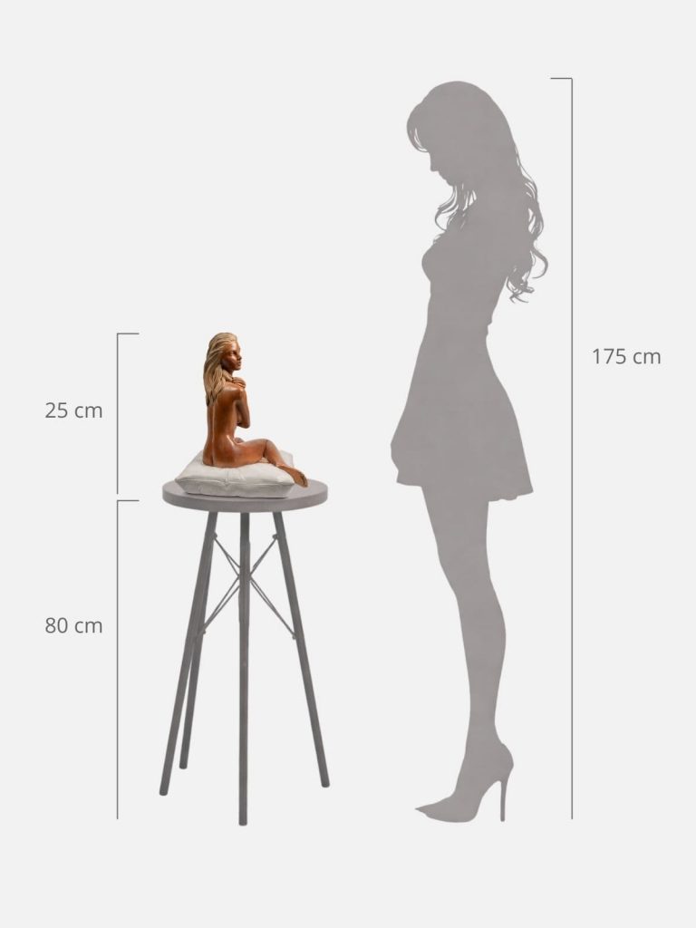 Sculpture en bronze de femme posée sur une sellette à côté d'une silhouette pour évaluer sa taille
