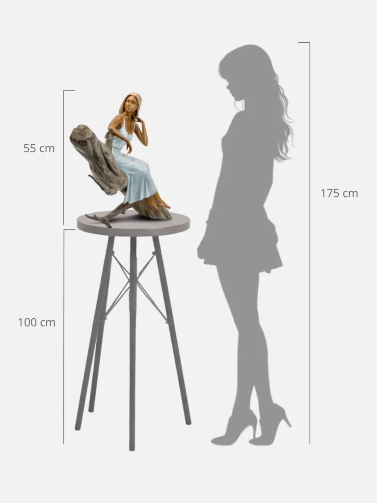Sculpture en bronze de femme posée sur une sellette à côté d'une silhouette pour évaluer sa taille
