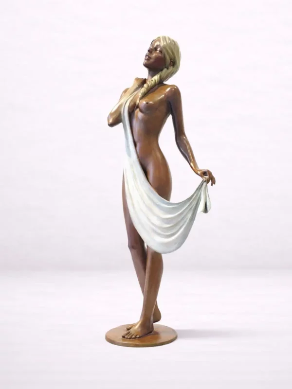 Sculpture en bronze d’une femme debout avec une natte et drapée.