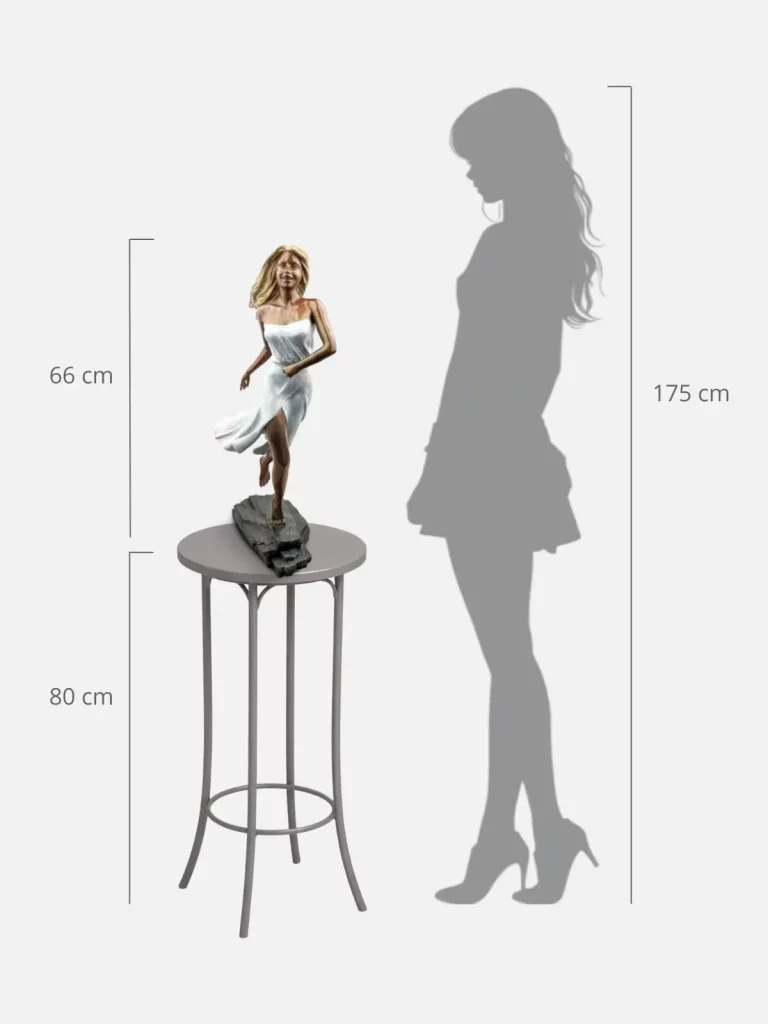 Sculpture en bronze de femme posée sur une sellette à côté d'une silhouette pour évaluer sa taille