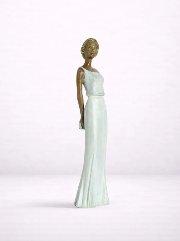 Sculpture en bronze d’une femme debout en robe longue les bras derrière le dos.