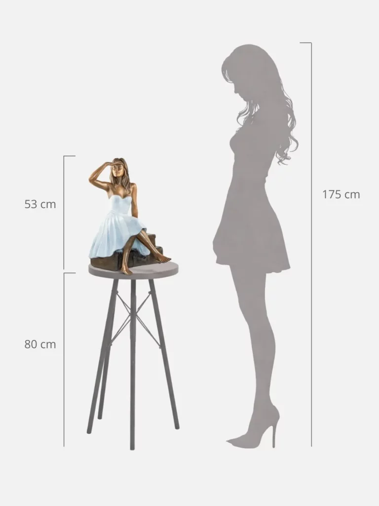 Sculpture en bronze de femme posée sur une sellette à côté d'une silhouette pour évaluer sa taille