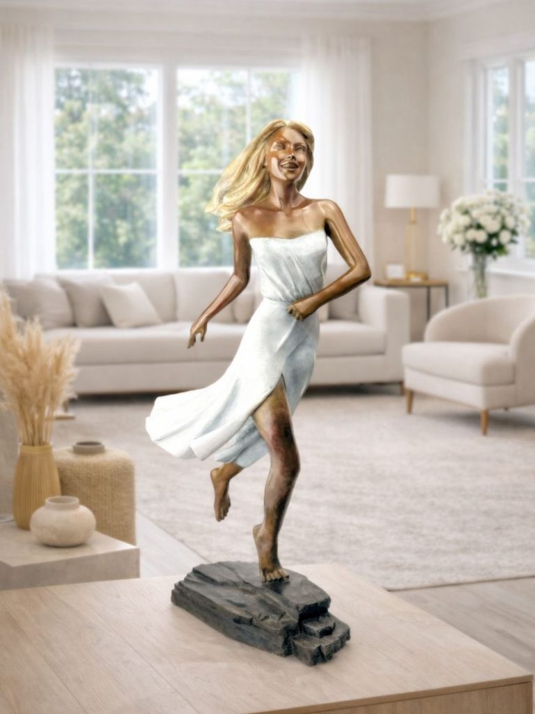 Sculpture en bronze d’une femme en mouvement, présentée dans un intérieur.