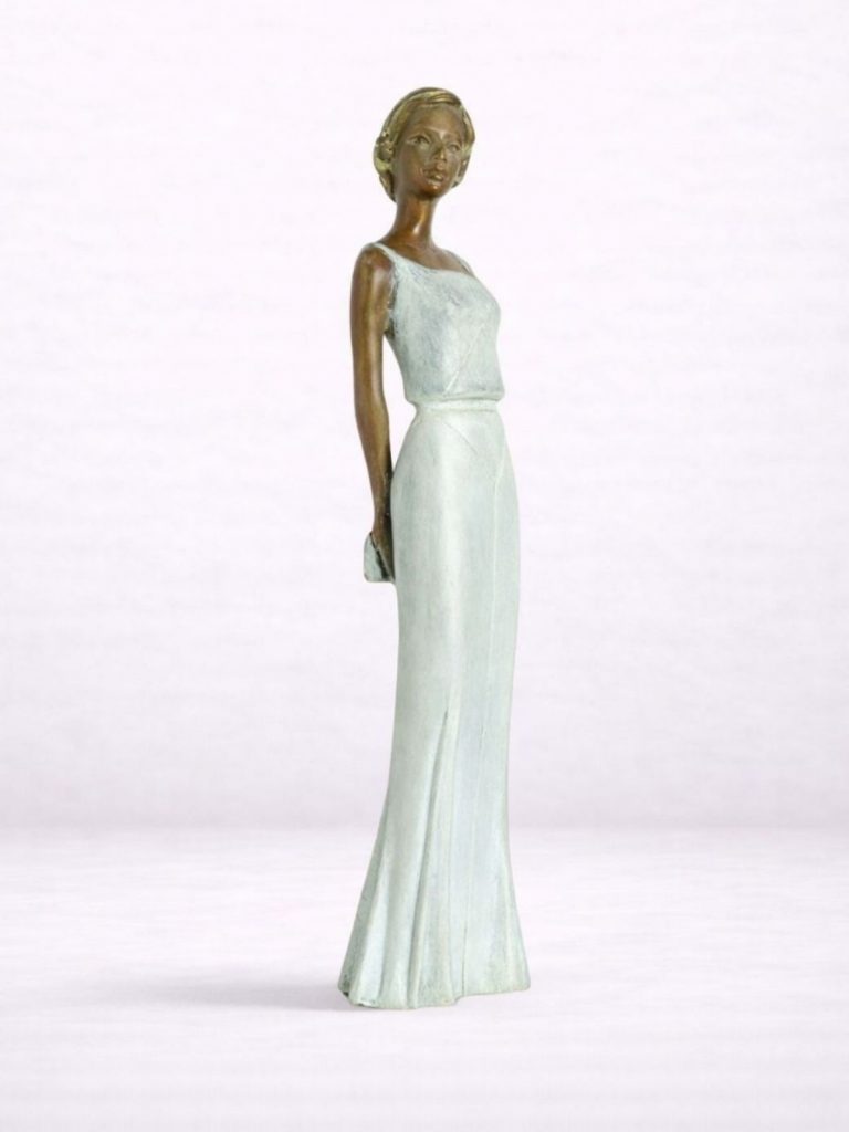 Zaza, sculpture en bronze d’une femme debout en robe longue, les bras derrière le dos