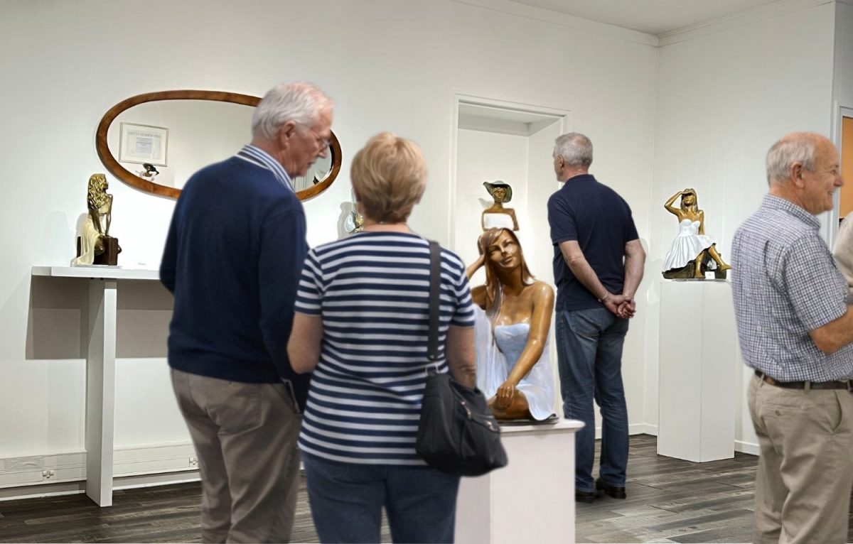 Visiteurs regardant sculptures bronze galerie Alain Choisnet Sézanne