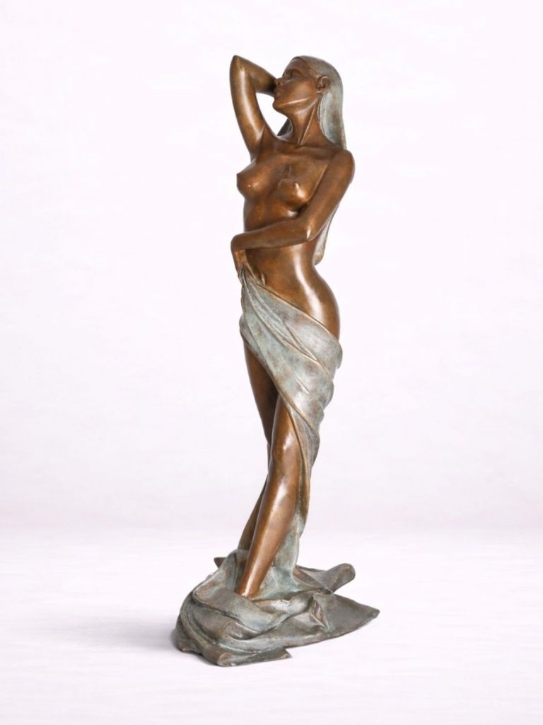 Sculpture en bronze d’une femme debout drapée, tenant son voile de la main gauche