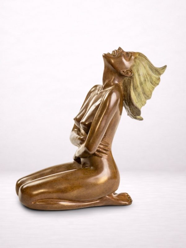 kim sculpture en bronze d’une femme agenouillée, vue de profil.