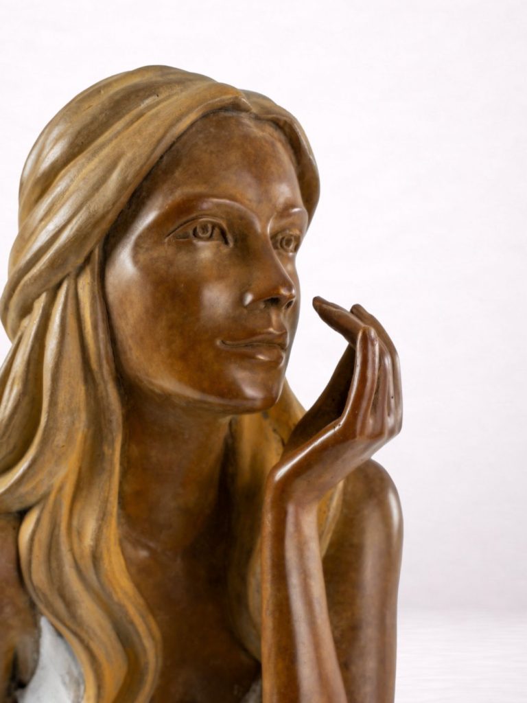 Sculpture en bronze d’une femme, détail du visage.