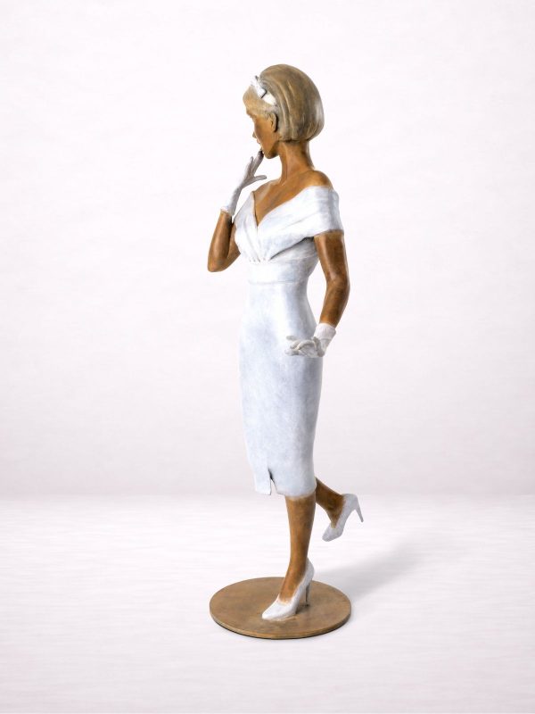 amandine sculpture en bronze femme profil robe blanche